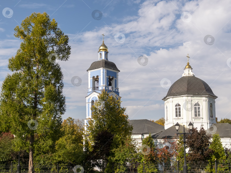Скачать Осенний пейзаж с колокольней церкви в России фотосток Ozero