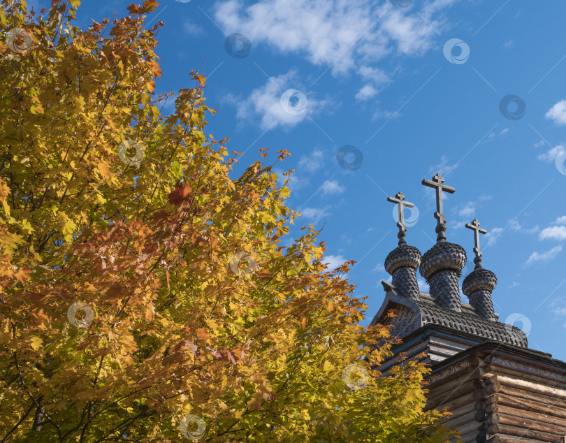 Скачать Осенний пейзаж с колокольней церкви в России фотосток Ozero