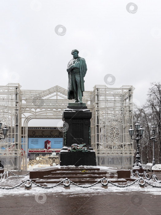 Скачать МОСКВА - 24 декабря: памятник Пушкину на Пушкинской площади зимой 24 декабря 2018 года в Москве, Россия фотосток Ozero