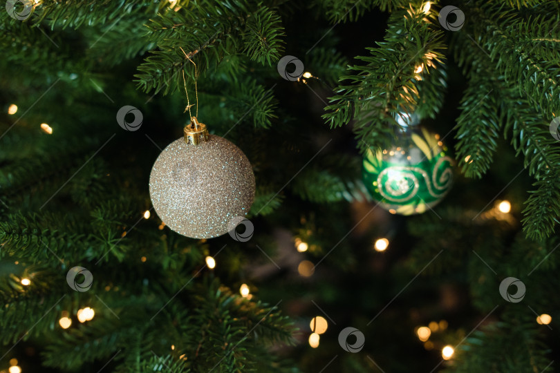 Скачать Баннер Рождественская елка с украшениями и иллюминацией, солнечные блики боке на заднем плане. фотосток Ozero