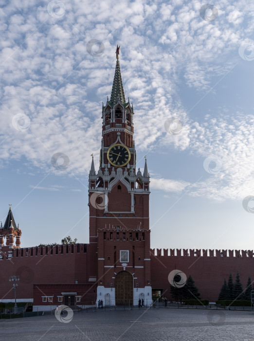 Скачать МОСКВА, РОССИЯ, 10 июня 2022 года: Рубиновая звезда на шпиле Спасской башни Московского Кремля 10 июня 2022 года в Москве, Россия фотосток Ozero