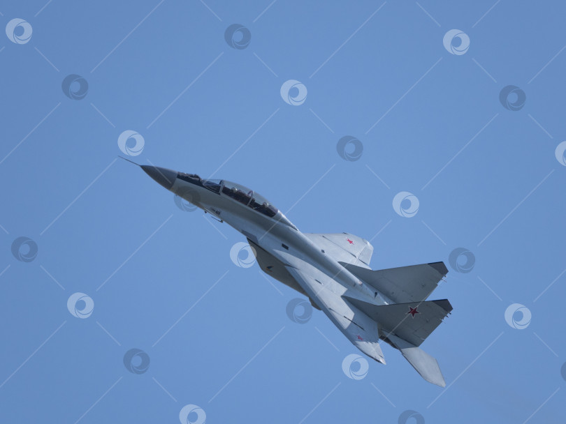 Скачать Москва, Россия, аэродром Жуковский, 31 августа 2019 года: самолет высшего пилотажа МиГ-29 выполняет демонстрационный полет на международном аэрокосмическом салоне МАКС-2019 фотосток Ozero