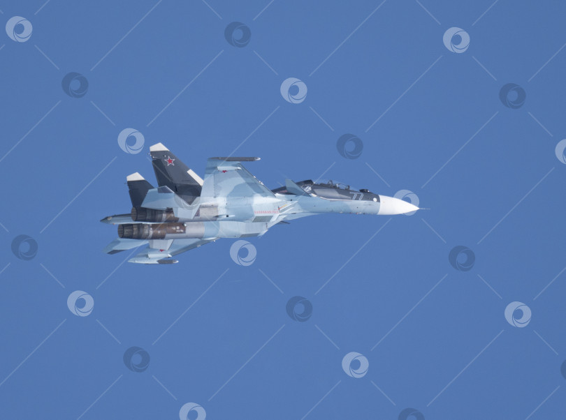 Скачать Москва, Россия, аэродром Жуковский, 31 августа 2019 года: самолет высшего пилотажа Су-30 выполняет демонстрационный полет на международном аэрокосмическом салоне МАКС-2019 фотосток Ozero