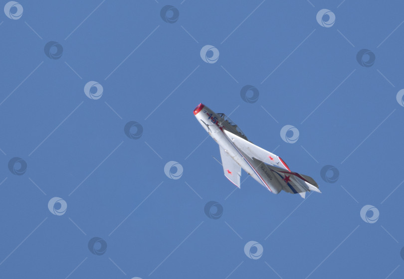 Скачать Москва, Россия, аэродром Жуковский, 31 августа 2019 года: Демонстрация российского МиГ-15 Бис 1120 ("Фагот") на международном аэрокосмическом салоне МАКС-2019 фотосток Ozero