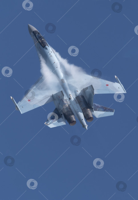 Скачать Москва, Россия, аэродром Жуковский, 31 августа 2019 года: самолет высшего пилотажа Су-35 выполняет демонстрационный полет на международном аэрокосмическом салоне МАКС-2019 фотосток Ozero