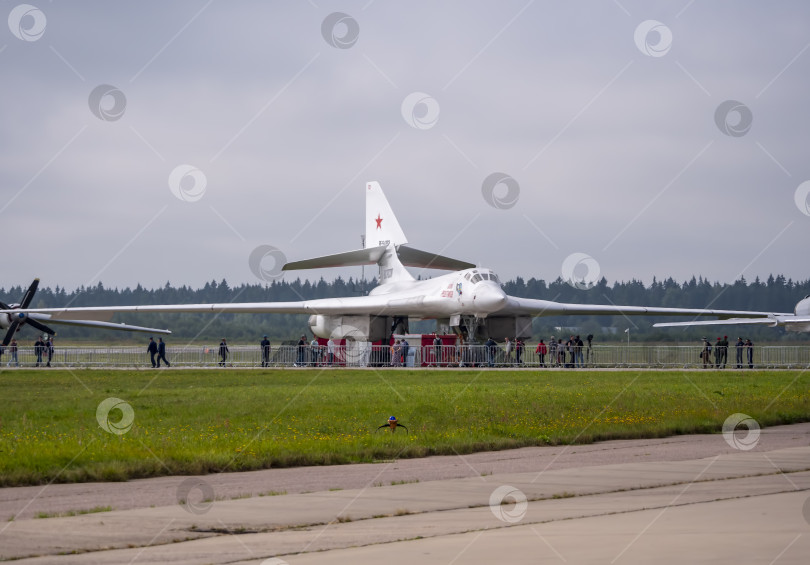 Скачать КУБИНКА, РОССИЯ - 25 августа 2022 года: Международный военно-технический форум "АРМИЯ-2022" на авиабазе Кубинка. Ту-22 - большой четырехмоторный турбовинтовой стратегический бомбардировщик и ракетная платформа. фотосток Ozero