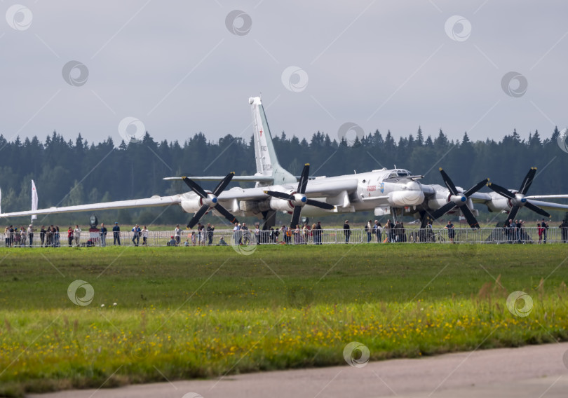 Скачать КУБИНКА, РОССИЯ - 25 августа 2020 года: Международный военно-технический форум "АРМИЯ-2020" на авиабазе Кубинка. Ту-95 - большой четырехмоторный турбовинтовой стратегический бомбардировщик и ракетная платформа. фотосток Ozero