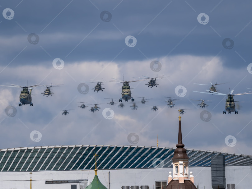 Скачать МОСКВА, РОССИЯ - 7 мая 2021 года: Авиапарад в Москве. Вертолеты Ми-26 и Ми-8АМТК летают в небе на параде Победы во Второй мировой войне в Москве, Россия фотосток Ozero