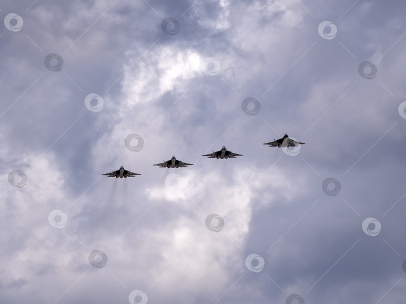 Скачать МОСКВА, РОССИЯ - 7 мая 2021 года: Авиапарад в Москве. Истребитель Су-57 в небе на параде Победы во Второй мировой войне в Москве, Россия фотосток Ozero