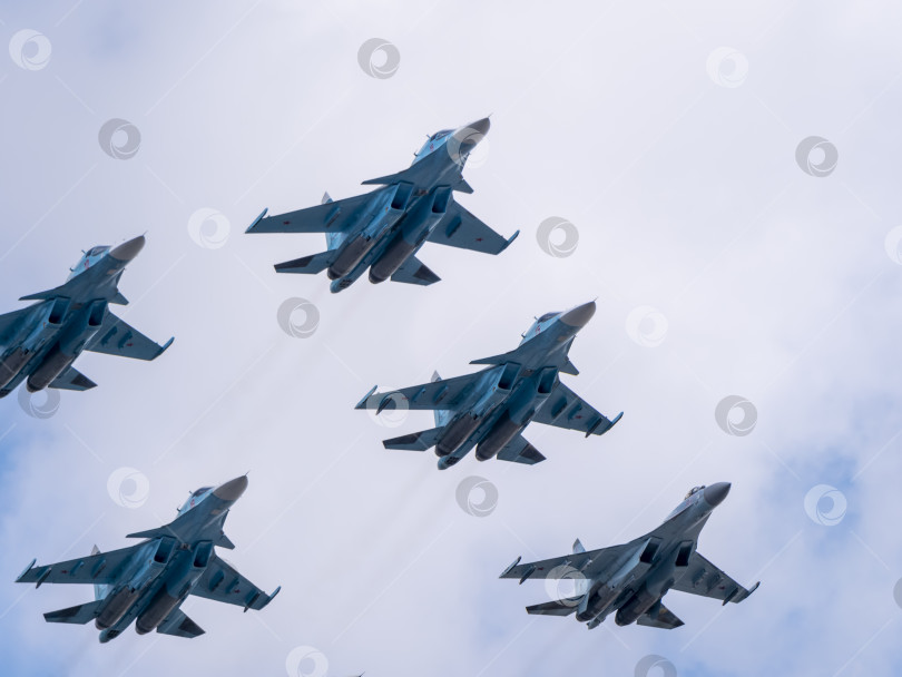 Скачать МОСКВА, РОССИЯ - 7 мая 2021 года: Авиапарад в Москве. Су-35, Су-34 и Су-30 в небе на параде Победы во Второй мировой войне в Москве, Россия фотосток Ozero