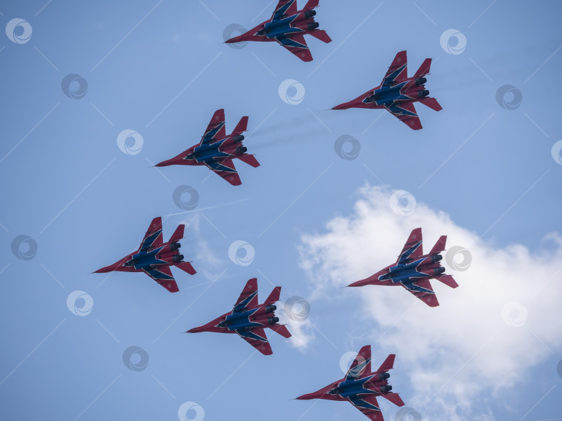 Скачать Москва, Россия, аэродром Жуковский, 31 августа 2019 года: пилотажная группа "Стрижи" на МиГ-29 выполняет демонстрационный полет в рамках международного аэрокосмического салона МАКС-2019 фотосток Ozero