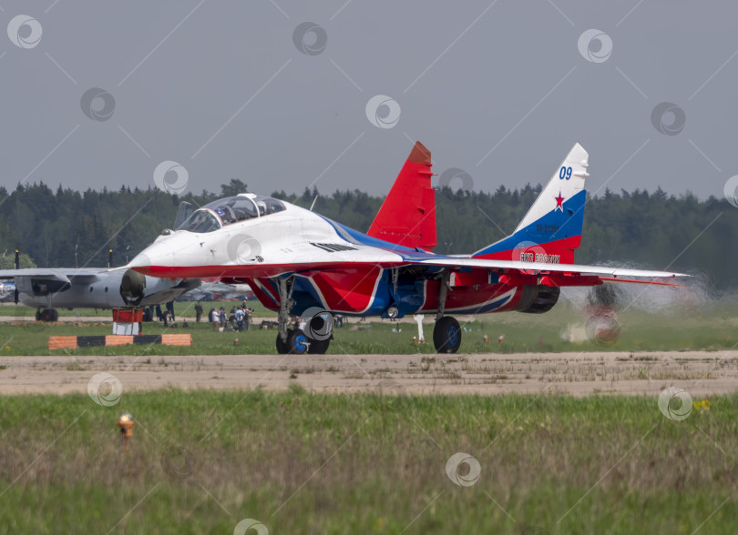 Скачать Москва, Россия, аэродром Жуковский, 31 августа 2019 года: пилотажная группа "Стрижи" на МиГ-29 выполняет демонстрационный полет в рамках международного аэрокосмического салона МАКС-2019 фотосток Ozero