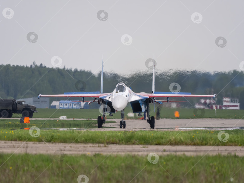 Скачать Москва, Россия, аэродром Жуковский, 25 июля 2021 года: Пилотажные группы "Русские витязи" на самолетах Су-35 международного аэрокосмического салона МАКС-2021 фотосток Ozero