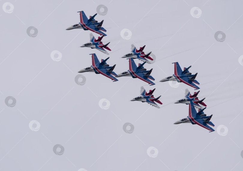 Скачать МОСКВА, РОССИЯ - 7 мая 2021 года: Авиапарад в Москве. группа реактивных истребителей МиГ-35 и Су-30 в небе на параде Победы во Второй мировой войне в Москве, Россия фотосток Ozero