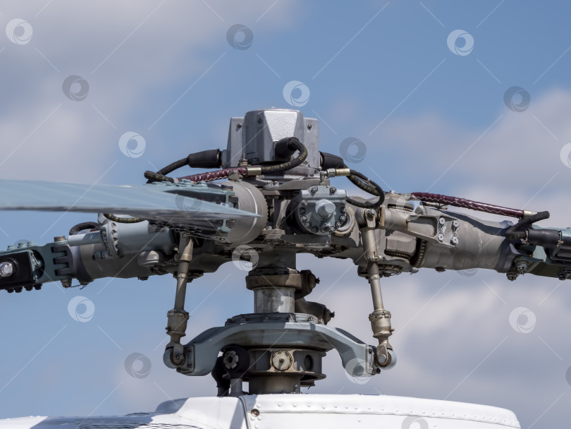 Скачать Механизм соосных винтов военного вертолета на фоне голубого неба, крупный план фотосток Ozero