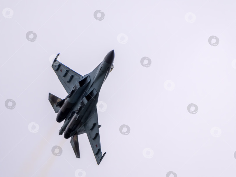 Скачать Москва, Россия, аэродром Жуковский, 25 июля 2021 года: самолет высшего пилотажа Су-30 выполняет демонстрационный полет на международном аэрокосмическом салоне МАКС-2021 фотосток Ozero