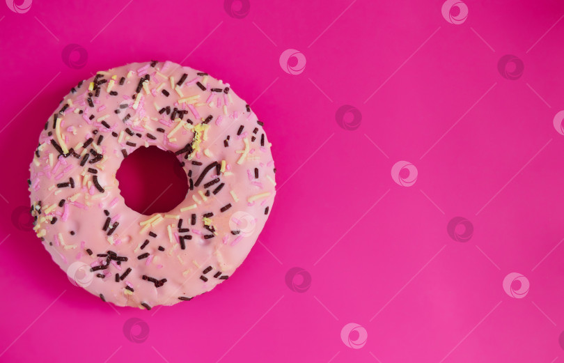 Скачать розовый пончик на ярко-розовом фоне поднимает настроение, копируйте пробел фотосток Ozero