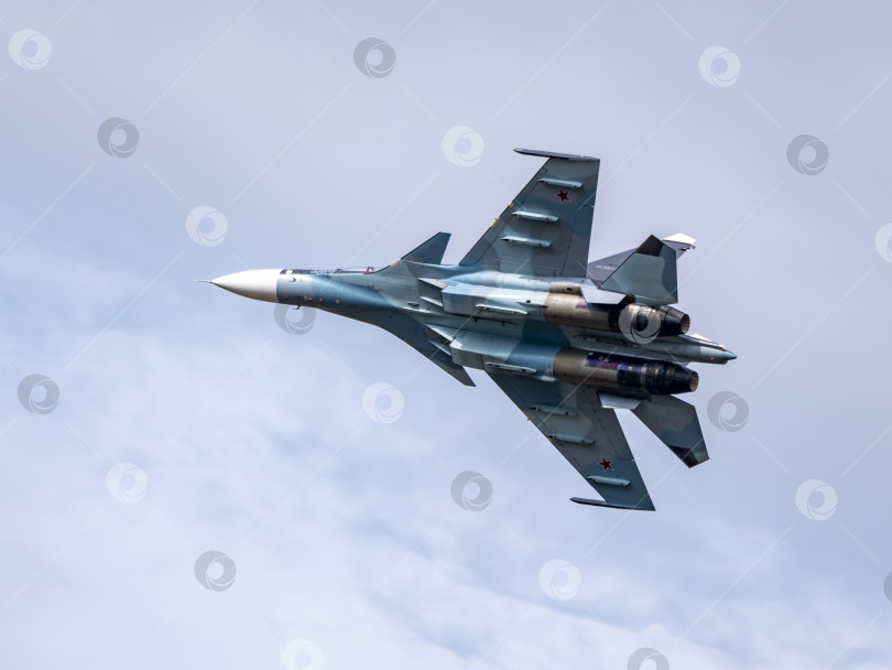 Скачать Москва, Россия, аэродром Жуковский, 25 июля 2021 года: самолет высшего пилотажа Су-30 выполняет демонстрационный полет на международном аэрокосмическом салоне МАКС-2021 фотосток Ozero