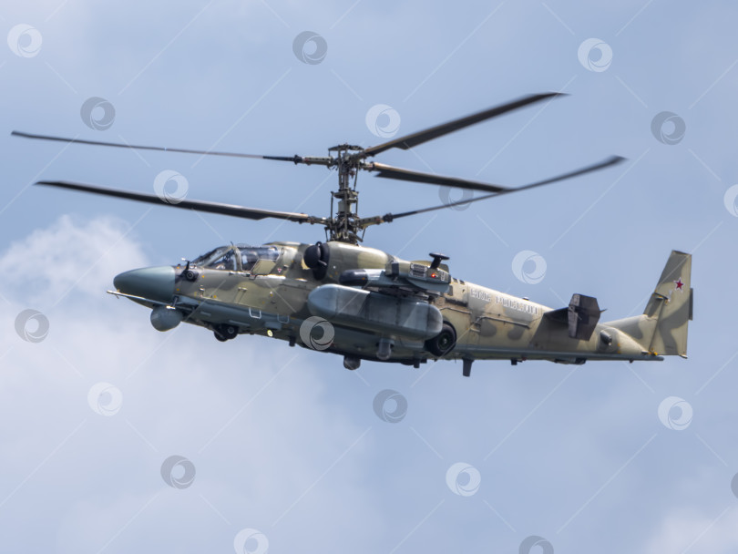 Скачать ЖУКОВСКИЙ, РОССИЯ - 25 июля 2021 года: Демонстрация ударного вертолета Ка-52 "Аллигатор" российских ВВС на МАКС-2021, Россия фотосток Ozero
