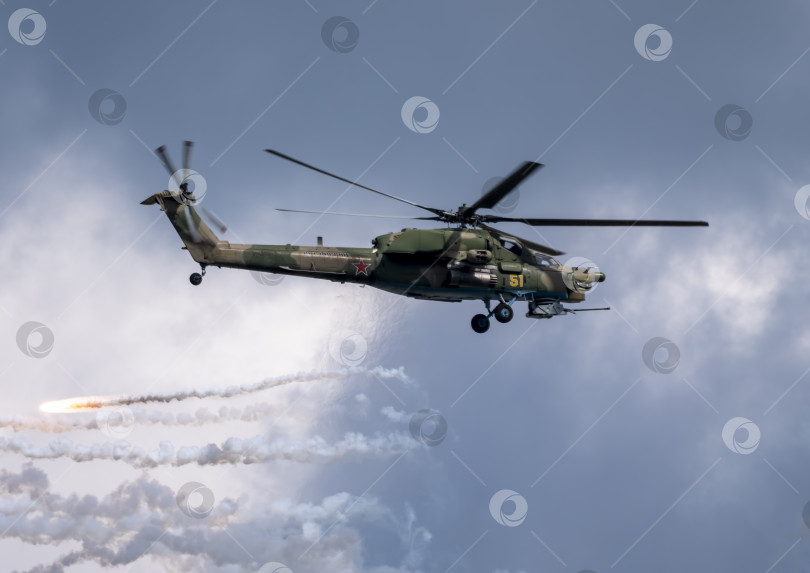 Скачать Москва, Россия, аэродром Жуковский, 25 июля 2021 года: ударные вертолеты Ми-28 на международном аэрокосмическом салоне МАКС-2021 фотосток Ozero