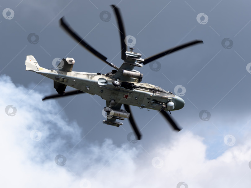 Скачать ЖУКОВСКИЙ, РОССИЯ - 25 июля 2021 года: Демонстрация ударного вертолета Ка-52 "Аллигатор" российских ВВС на МАКС-2021, Россия фотосток Ozero