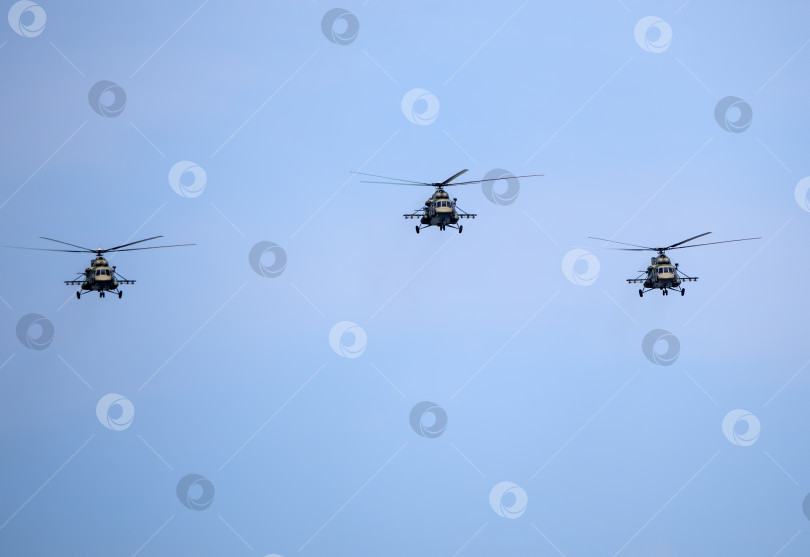 Скачать МОСКВА, РОССИЯ - 7 мая 2021 года: Авиапарад в Москве. Вертолеты Ми-8 летают в небе на параде Победы во Второй мировой войне в Москве, Россия фотосток Ozero