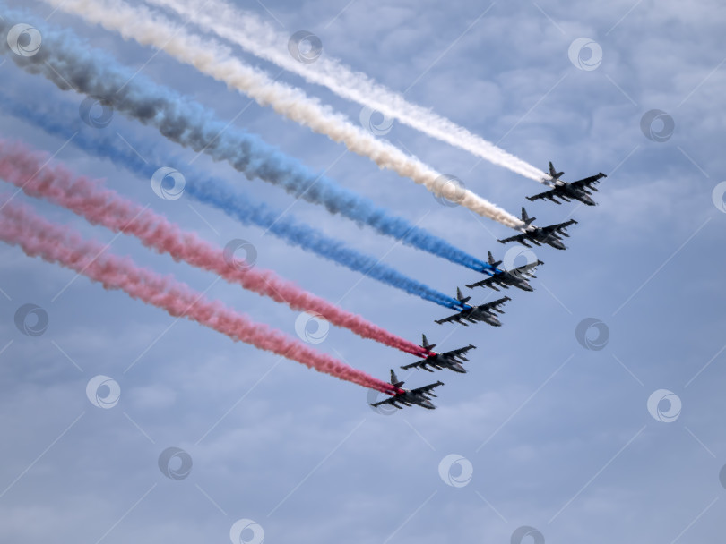 Скачать МОСКВА, РОССИЯ - 7 мая 2022 года в Москве состоится авиапарад. Группа российских истребителей Су-25 с нарисованным российским флагом в небе на параде Победы во Второй мировой войне в Москве, Россия фотосток Ozero