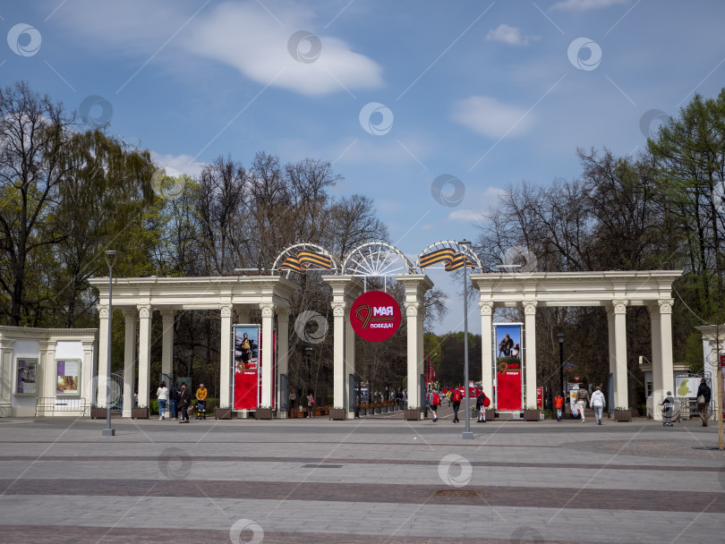 Скачать МОСКВА, РОССИЯ - 27 мая 2022 года: Главный вход в парк "Сокольники", толпа людей идет в парк в Москве, Россия фотосток Ozero