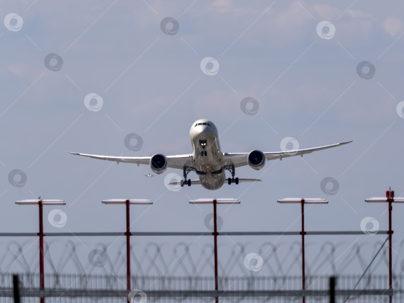 Скачать МОСКВА, РОССИЯ, 10 июня 2019 года: Коммерческий пассажирский самолет, пролетающий над головой в солнечный день 10 июня 2019 года в Москве, Россия фотосток Ozero
