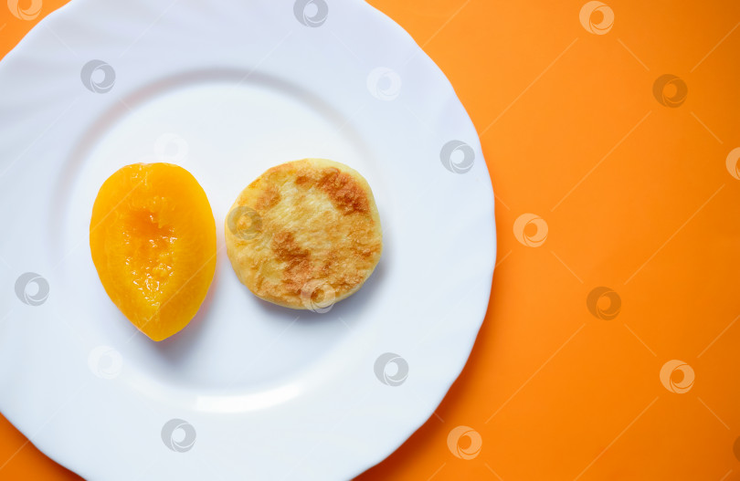 Скачать яркие цвета и сырные блинчики на завтрак, копируй пространство фотосток Ozero