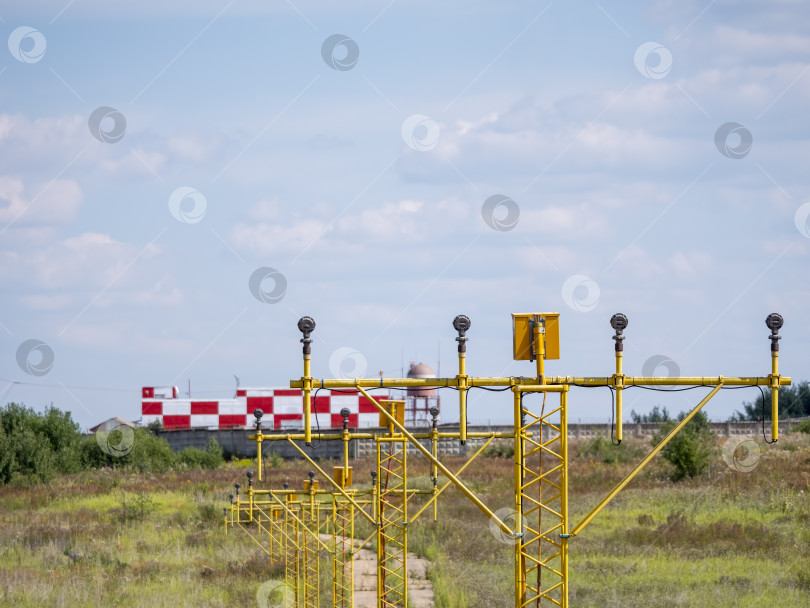 Скачать Желтые металлические вспомогательные системы помощи при взлете и посадке указатель направления вблизи взлетно-посадочной полосы фотосток Ozero