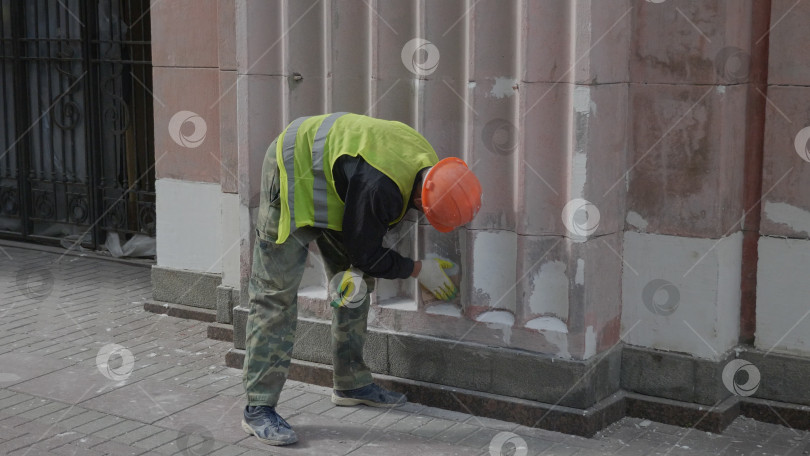 Скачать МОСКВА - 26 августа: Альпинист проводит ремонтные работы на высоте многоэтажного здания 26 августа 2017 года в Москве, Россия фотосток Ozero