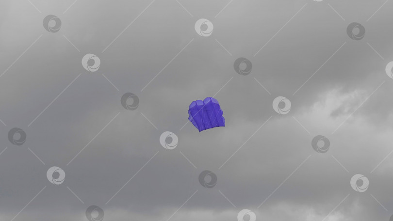 Скачать Голубой воздушный змей, парящий в небе фотосток Ozero