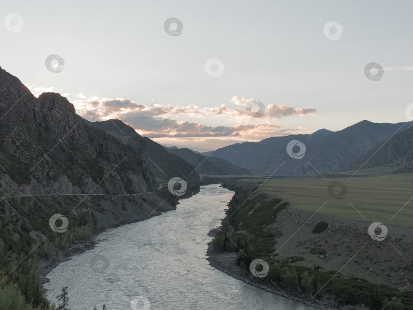 Скачать Волны, брызги и пена, река Катунь в горах Алтая. Сибирь, Россия фотосток Ozero