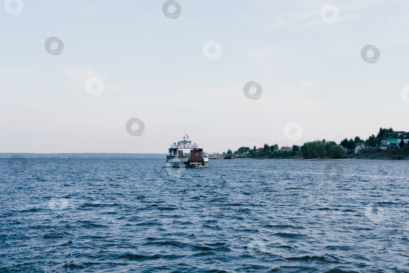 Скачать лодка в океане. одинокая лодка на горизонте в море. Морское путешествие на лодке. Отдых на море. Рыбацкая лодка на реке. торговые отношения на море фотосток Ozero