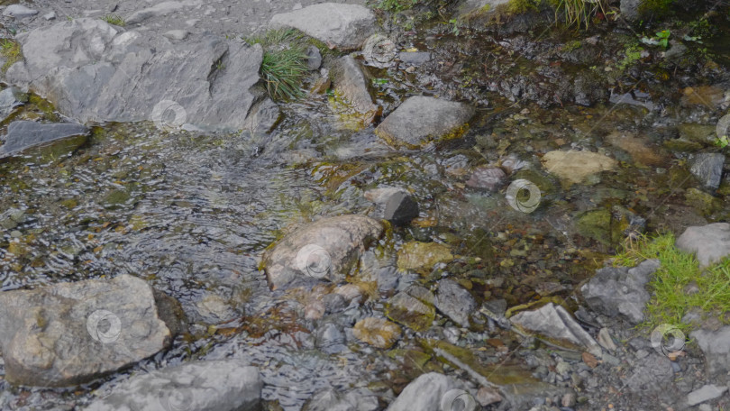 Скачать Большой красивый водопад стекает со скал гор фотосток Ozero