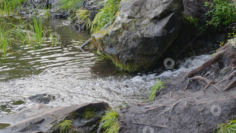 Скачать Большой красивый водопад стекает со скал гор фотосток Ozero