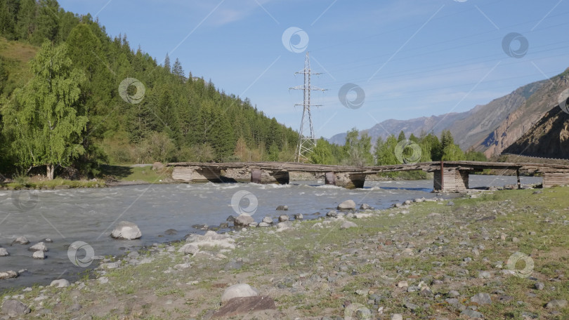 Скачать Волны, брызги и пена, мост через реку Катунь в горах Алтая. Сибирь, Россия фотосток Ozero