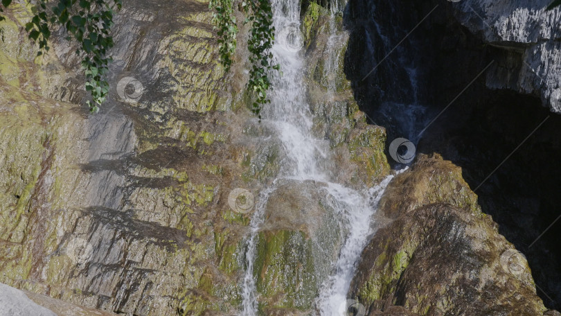 Скачать Большой красивый водопад стекает со скал гор фотосток Ozero