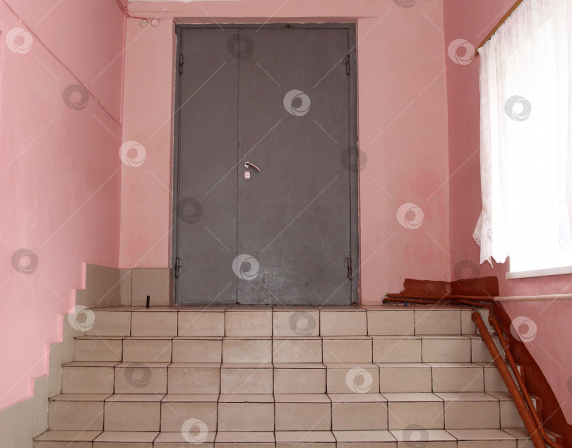 Скачать Входная металлическая дверь с лестницей. фотосток Ozero
