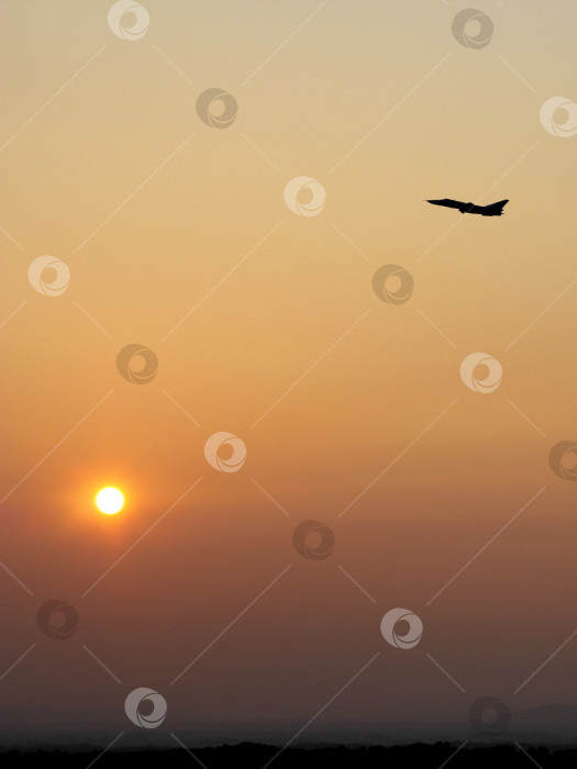 Скачать Самолет в небе на рассвете фотосток Ozero