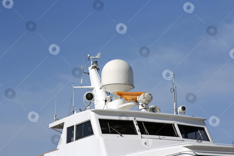 Скачать Корабельная антенна и навигационная система в ясном голубом небе. фотосток Ozero
