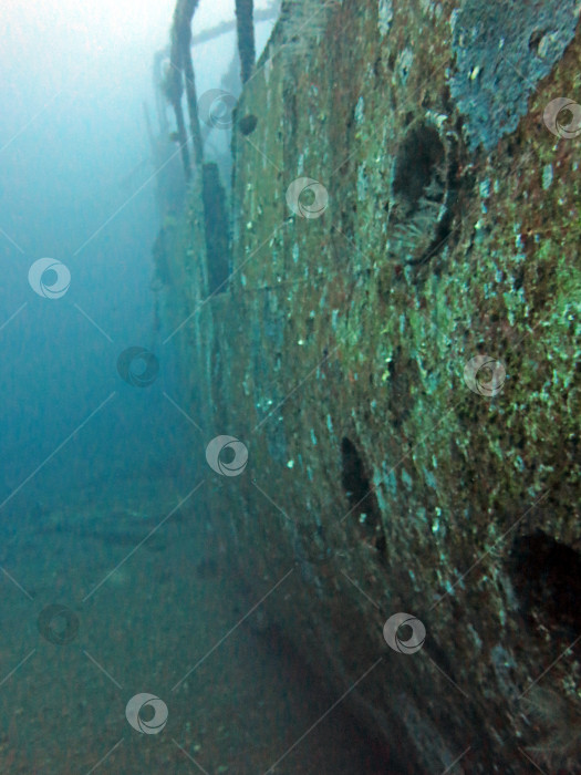 Скачать крупное кораблекрушение на песчаном морском дне на Бали фотосток Ozero