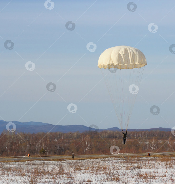 Скачать Парашютист-прыгун в шлеме после прыжка фотосток Ozero