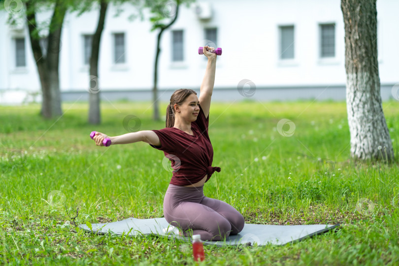 Скачать Молодая женщина занимается спортом на открытом воздухе фотосток Ozero