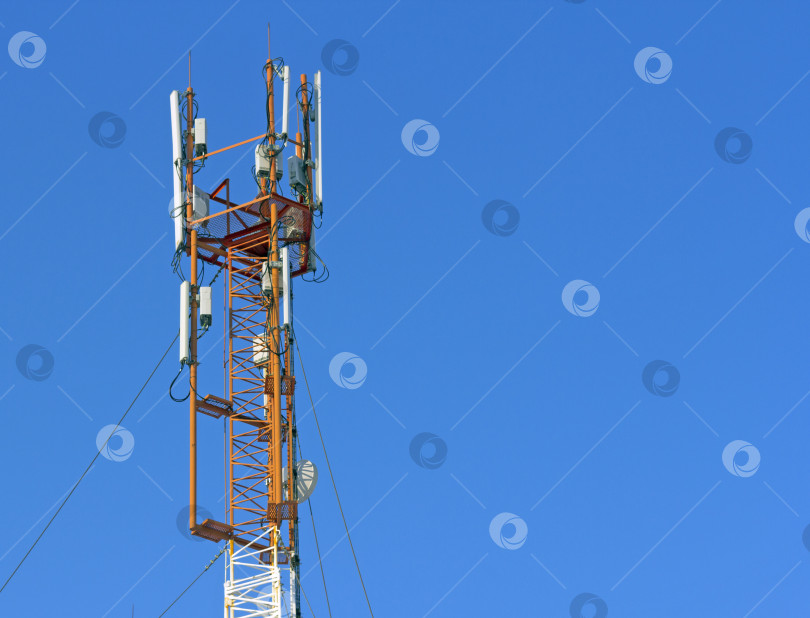 Скачать вышка связи для передачи телевизионных сигналов и сигналов мобильных телефонов фотосток Ozero