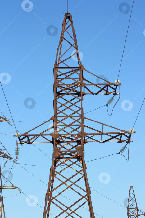 Скачать столб высокого напряжения на фоне голубого неба фотосток Ozero