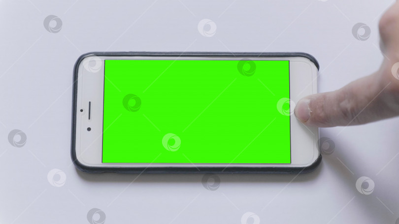 Скачать МОСКВА - 3 июня 2017 г.: обновление прошивки Apple iPhone на белом фоне с зеленым экраном в России 3 июня 2017 г. в Москве, Россия. фотосток Ozero