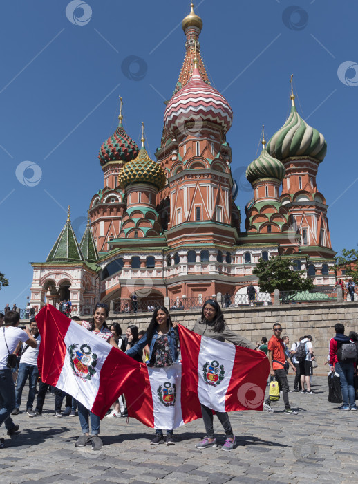 Скачать МОСКВА - 15 июня 2018 года: Фанатики Чемпионата мира по футболу из Перу с флагами в своих типичных костюмах на улицах 15 июня 2018 года в Москве, Россия фотосток Ozero