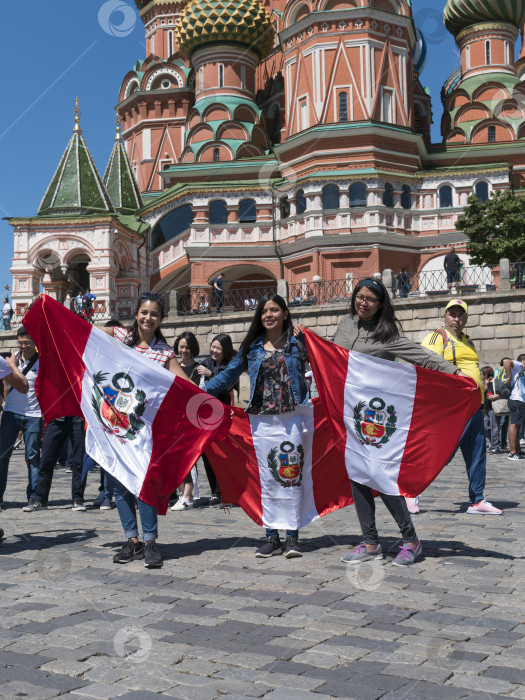 Скачать МОСКВА - 15 июня 2018 года: Фанатики Чемпионата мира по футболу из Перу с флагами в своих типичных костюмах на улицах 15 июня 2018 года в Москве, Россия фотосток Ozero